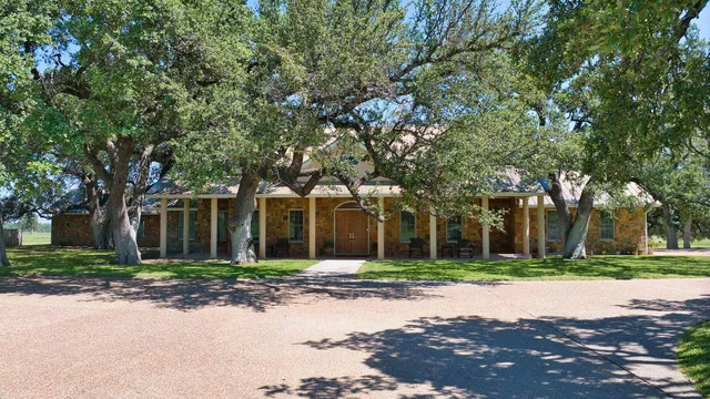 2802 W Wallace Street, San Saba, TX 76877