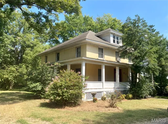 313 N  9th St, Charleston, MO 63834
