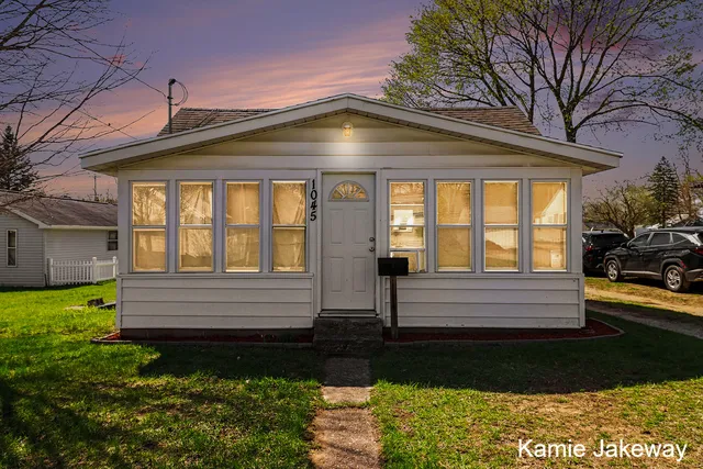 1045 Alderman St, Belding, MI 48809