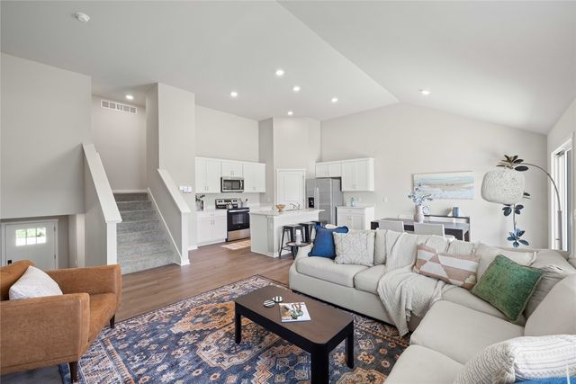 14243 Walnut Meadows Dr, Urbandale, IA 50323