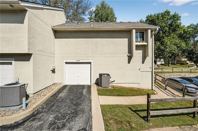 10989 Gillette St, Overland Park, KS 66210
