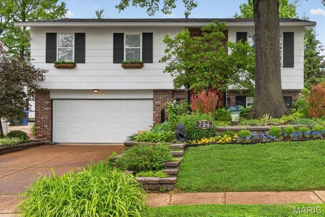 721 Oakway Pl, Saint Louis, MO 63122
