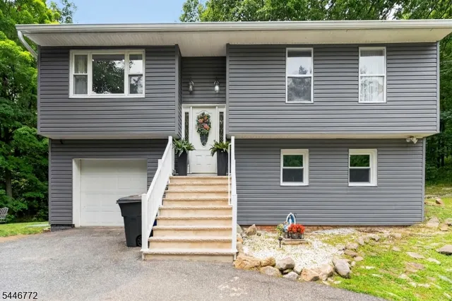 5 Lawrence Dr, Highland Lakes, NJ 07422