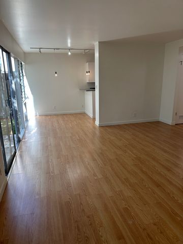 11957 Kiowa Ave #B, Los Angeles, CA 90049