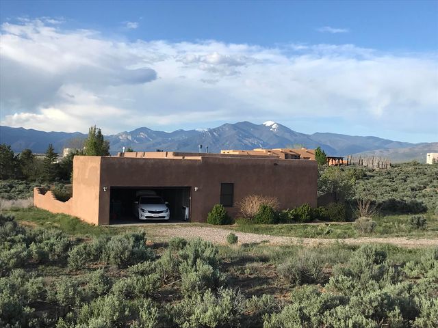 4 Vista Del Ocaso Rd, Ranchos De Taos, NM 87557