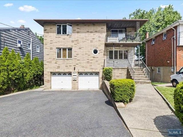 447 10th St, Palisades Park, NJ 07650