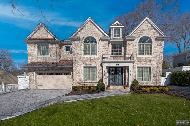 319 Franklin Pl, Paramus, NJ 07652