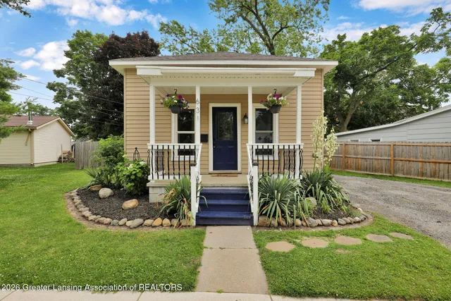631 Jenne St, Grand Ledge, MI 48837