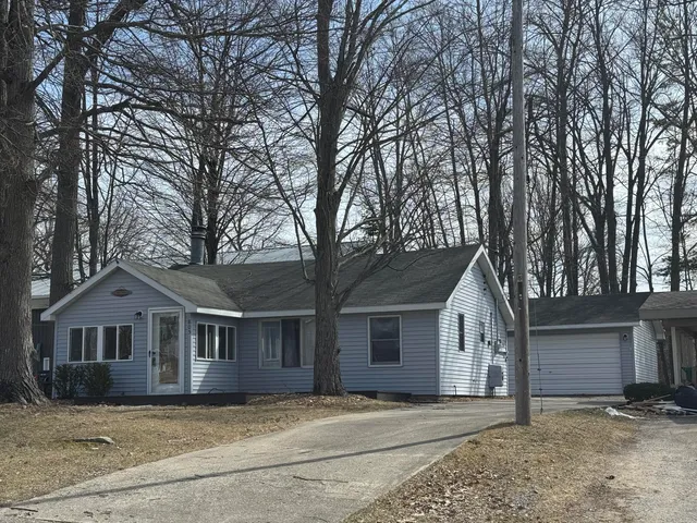 805 Houghton View Dr N, Houghton Lake, MI 48629