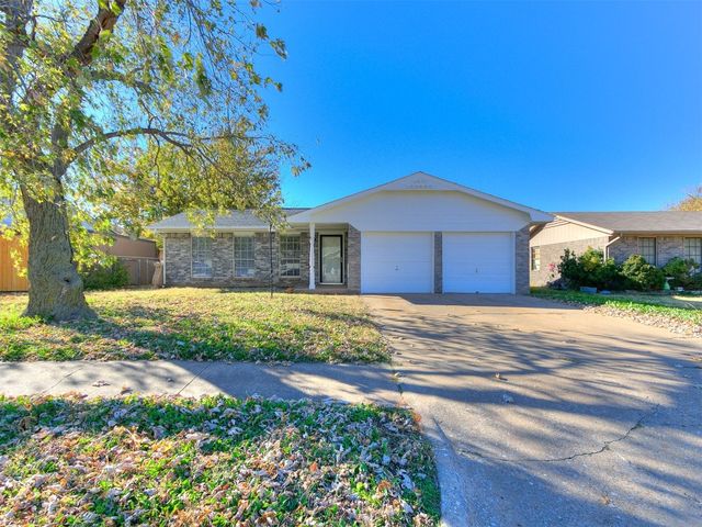 717 S  Highland Dr, Mustang, OK 73064