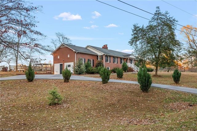 5811 Meadow Ln, Pfafftown, NC 27040
