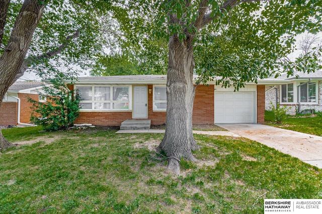 530 Brookside Dr, Lincoln, NE 68528