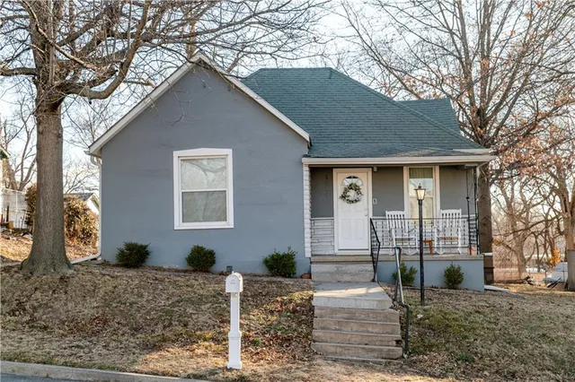 1018 N  10th St, Atchison, KS 66002