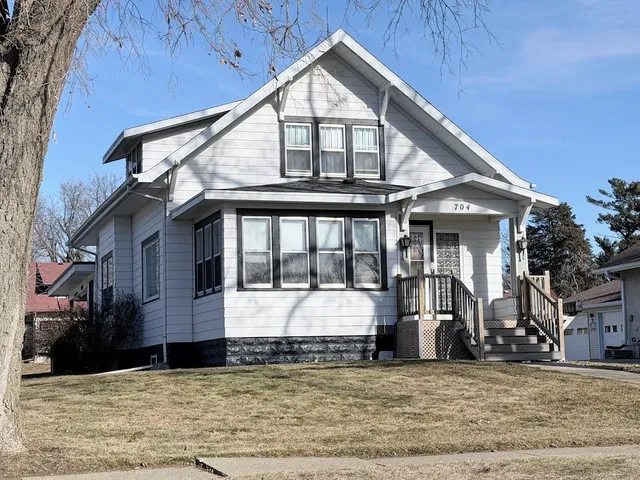 704 7th St, Sibley, IA 51249