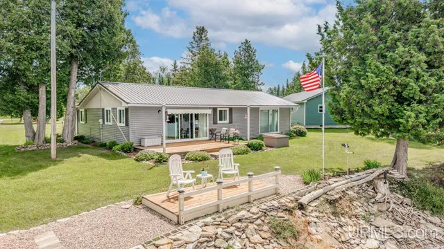 4301 Deerfield T Ln, Rapid River, MI 49878