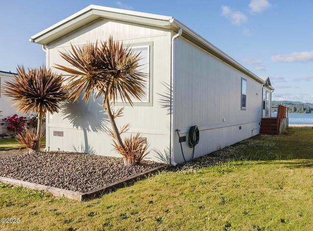 955 NE Mill St #E-7, Waldport, OR 97394