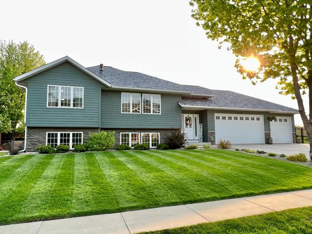 2550 Sunny Meadow Ln, Red Wing, MN 55066