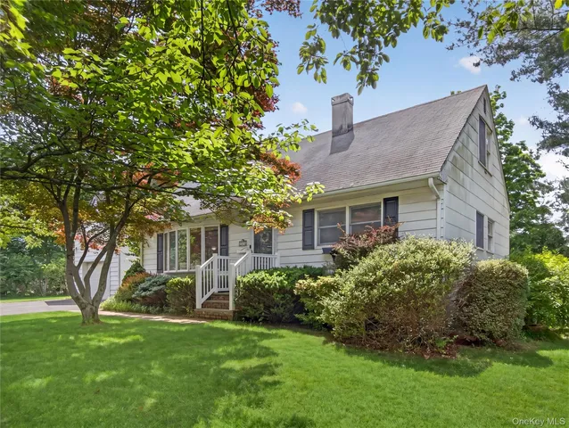 28 Parkway Drive N, Blauvelt, NY 10913