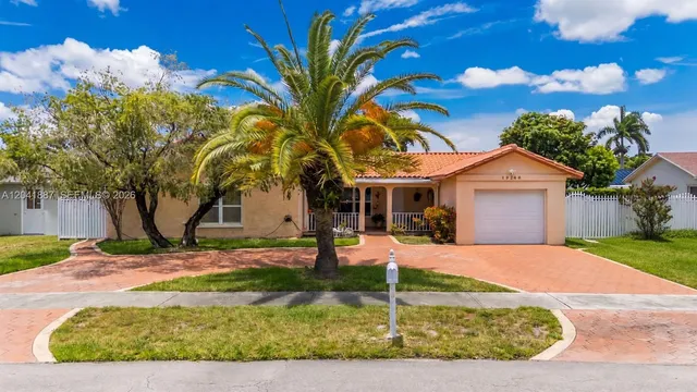 19240 NW 60th Ct, Hialeah, FL 33015