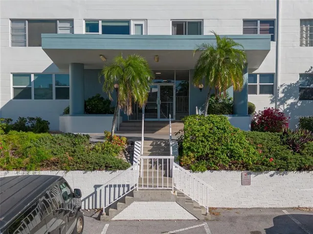 55 Harbor View Ln #301, Belleair Bluffs, FL 33770