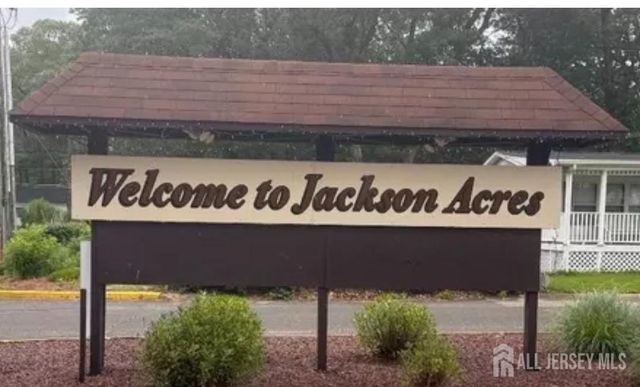 43 Douglas Dr, Jackson, NJ 08527