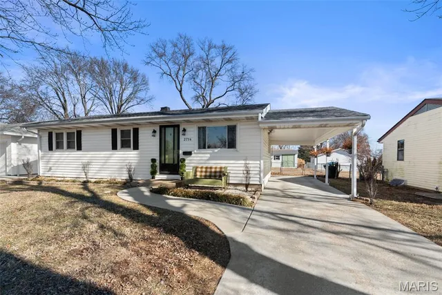 2714 Linden Pl, Saint Charles, MO 63301