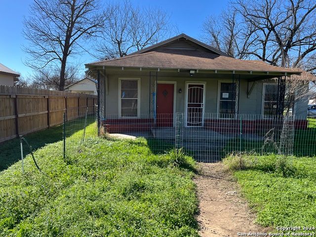 619 Pecan St, Sabinal, TX 78881