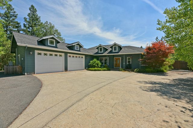 220 Seclusion Loop, Grants Pass, OR 97526
