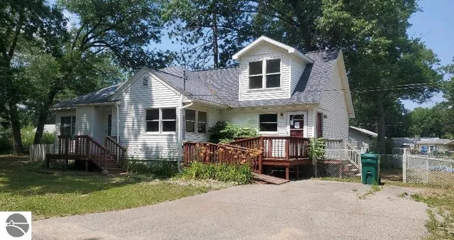 121 Cypress Dr, Prudenville, MI 48651