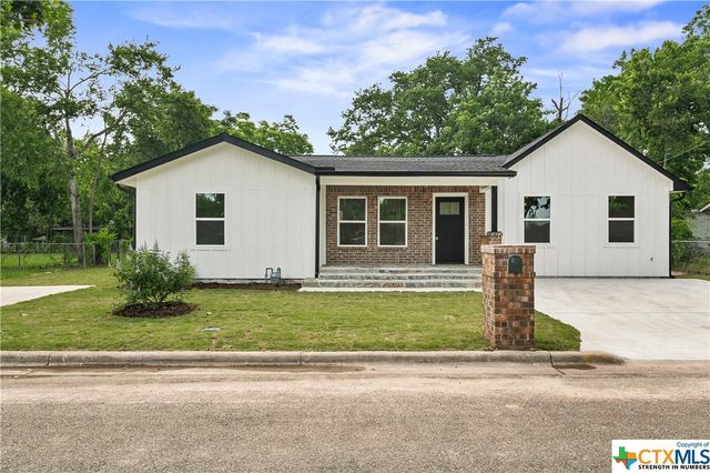 1704 N  Hoover Ave, Cameron, TX 76520