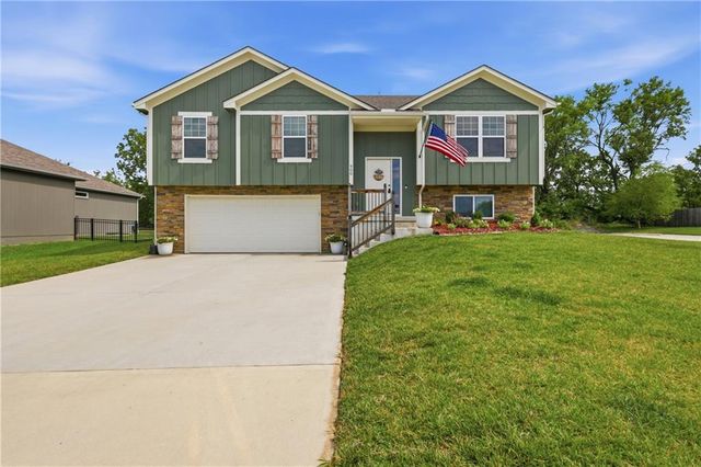 900 NW Crestwood Dr, Grain Valley, MO 64029