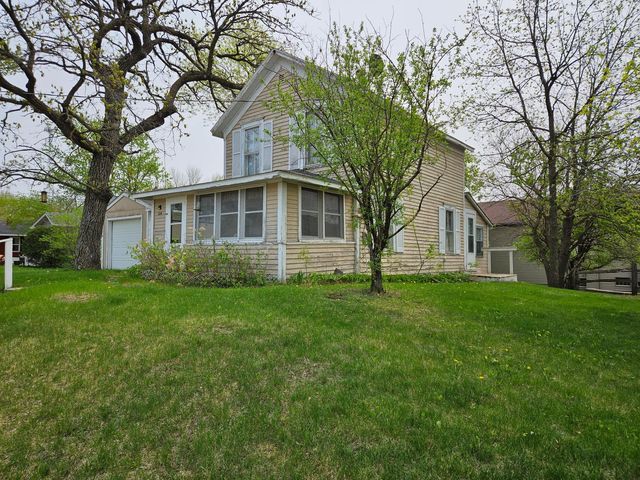 104 Central Ave E, New London, MN 56273