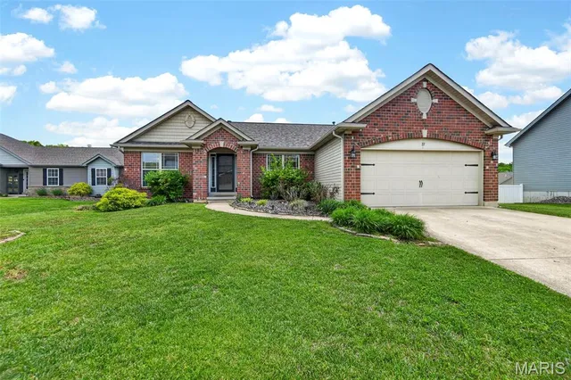 27 Millstone Lake Dr, Winfield, MO 63389