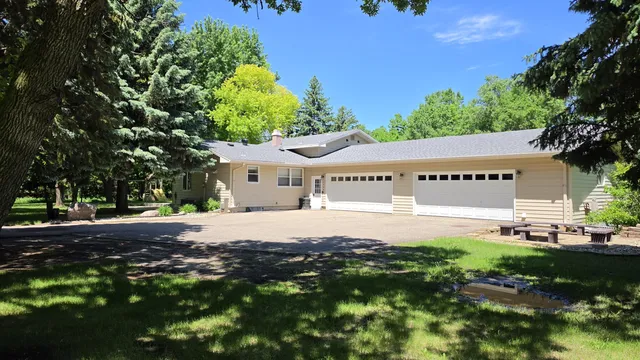 38608 129th St, Aberdeen, SD 57401
