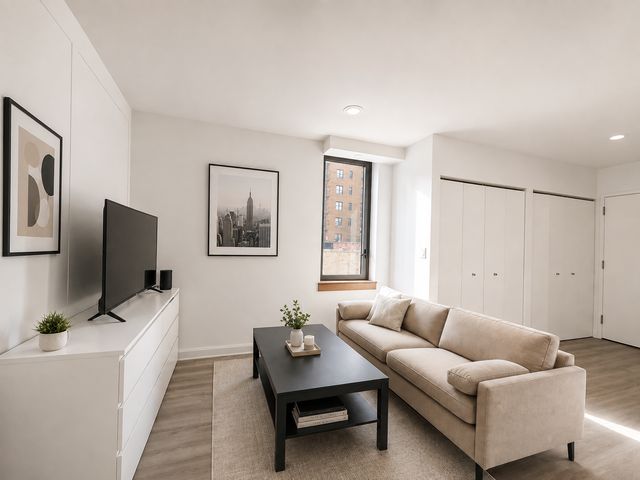 35 W  33rd St #22F, New York, NY 10001