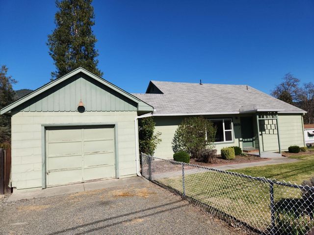 2315 NW Highland Ave, Grants Pass, OR 97526