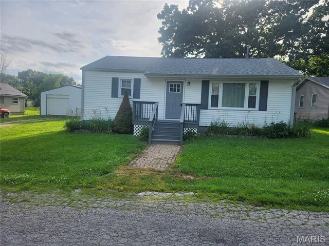 106 S  Pearl St, Bowling Green, MO 63334