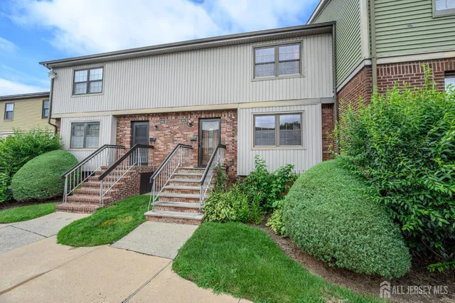 614 Maple Hill Dr, Woodbridge, NJ 07095