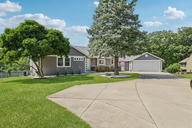 8490 NW Beaver Dr, Johnston, IA 50131