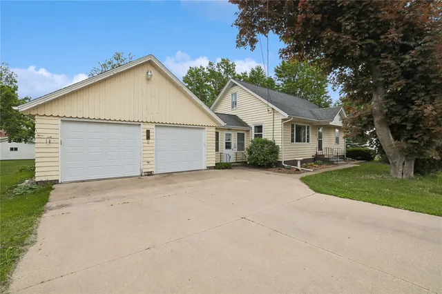 74 Essex Ave SW, Swisher, IA 52338