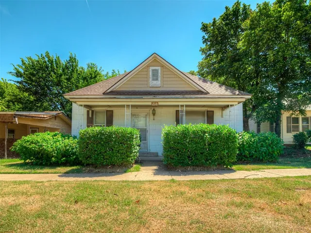 208 N  Cheyenne Ave, Geary, OK 73040