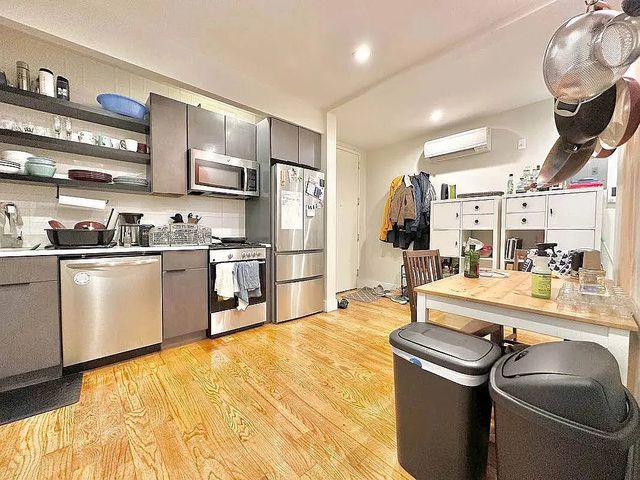189 Johnson Ave #1B, Brooklyn, NY 11206