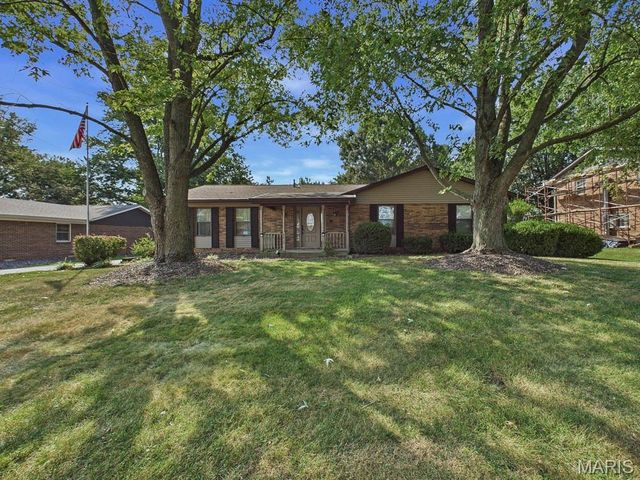 9012 Range Dr, New Athens, IL 62264