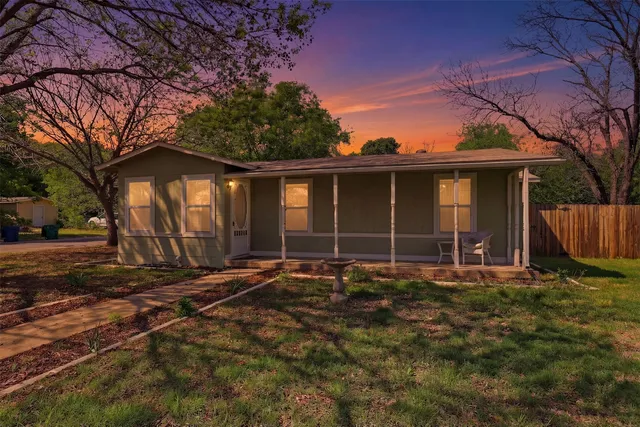 320 W  Rucker St, Granbury, TX 76048