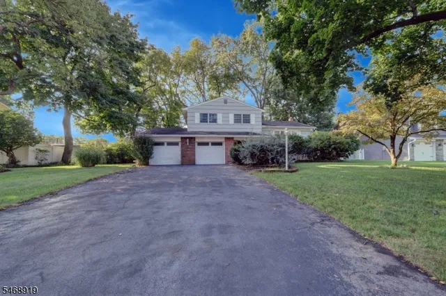 15 Jocelyn Pl, Pompton Plains, NJ 07444