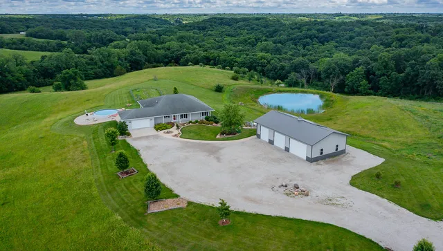 13186 Clearview Ct, Moravia, IA 52571