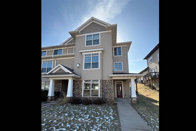 735 Mission Point Rd, Iowa City, IA 52245