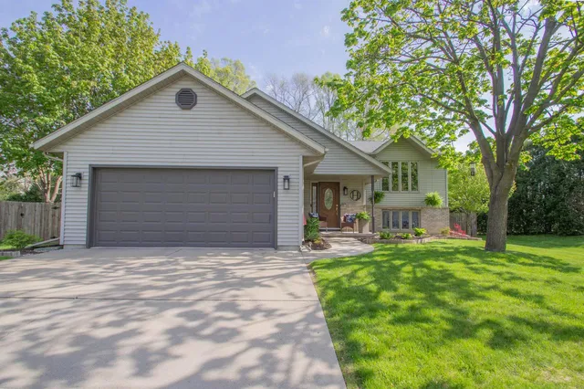 509 Mary Knoll LANE, Watertown, WI 53098