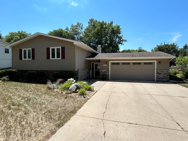 1824 Orchard Dr, Brookings, SD 57006