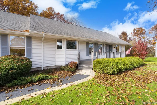 9721 Klais Rd, Clarkston, MI 48348
